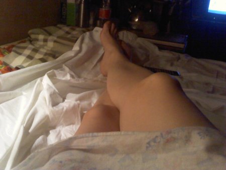 Девушка под одеялом с грудью