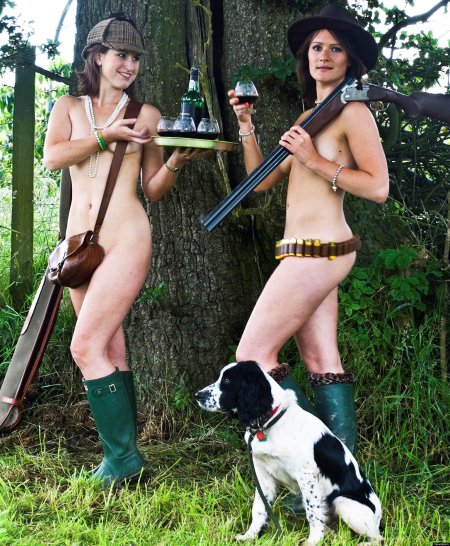 Голая женщина охотница