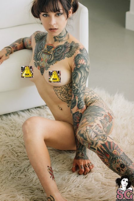 Голые татуированные красотки