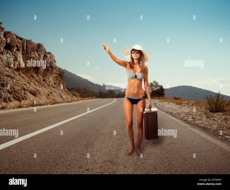 Девушка голосует на дороге ню