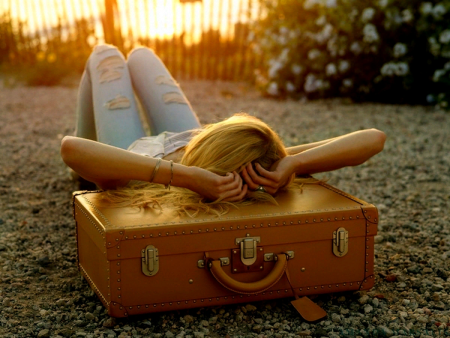 Девушка с чемоданом