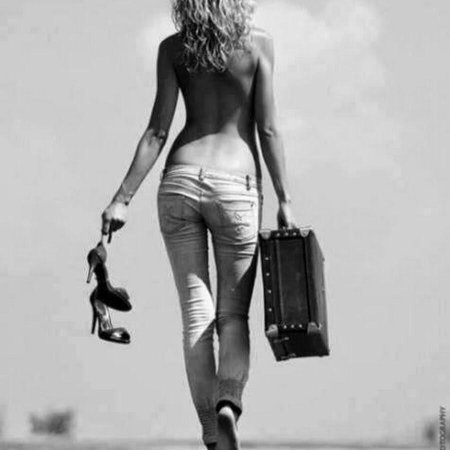 Девушка идет спиной