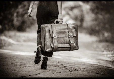 Женщина убегает с чемоданом