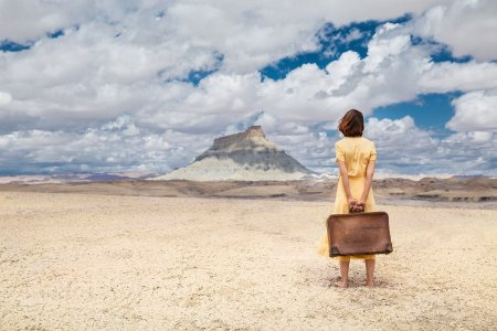 Девушка с чемоданом на море