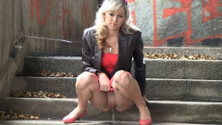 Зрелая присела на корточки