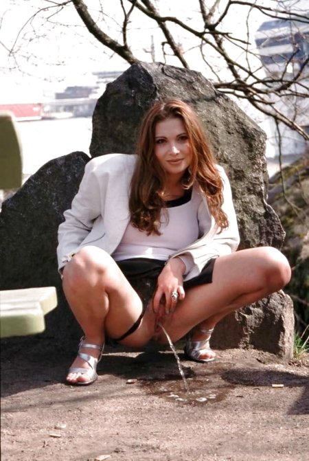 Красивая девушка ссыт в юбке