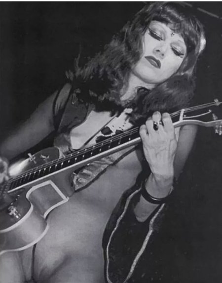 Голые женские рок музыканты