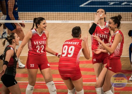 Эбрар Каракурт волейболистка с подругой