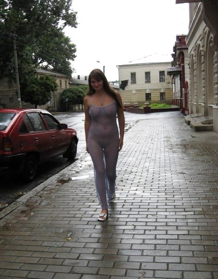 Платье на голое тело на улице