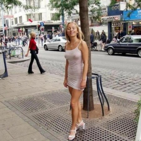 Прозрачная одежда на улице