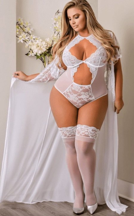 Эшли Алексис сайз плюс в чулках