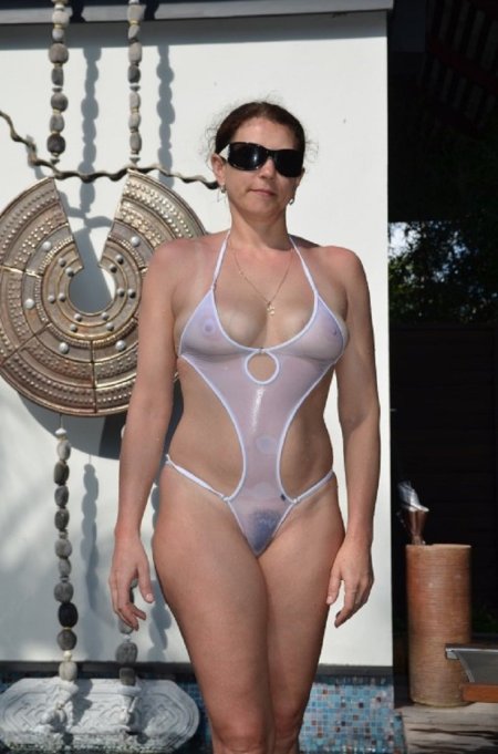 Дамы в прозрачных купальниках.