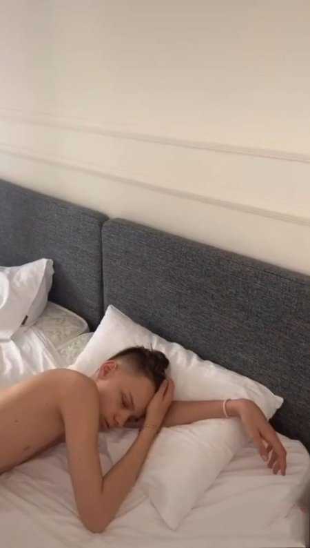 Егор шип в кровати голый