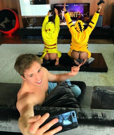 Голый Егор Шкрет