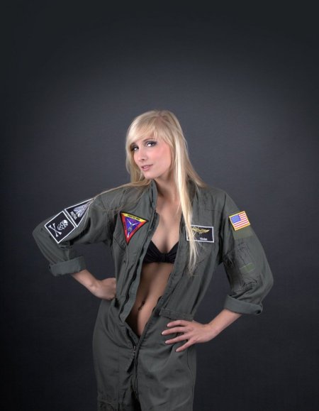 Полуобнаженные девушки в форме