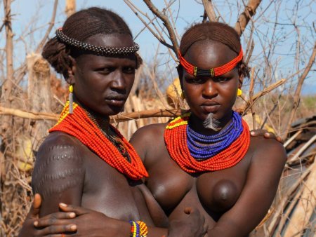 Голые женщины диких племен