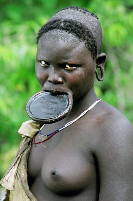 Голые женщины из племени Мурси