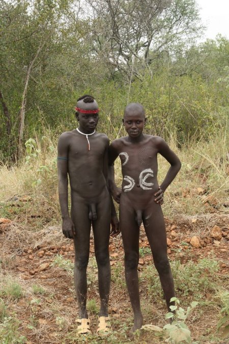 Племя Мурси мужчины голые