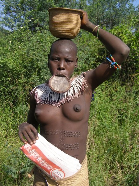 Ню женщины племени Мурси