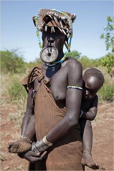 Ню женщины племени Мурси