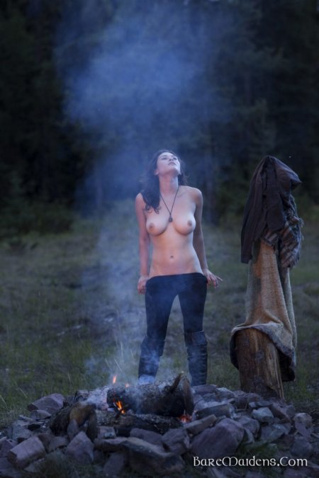 Нудистские голые у костра