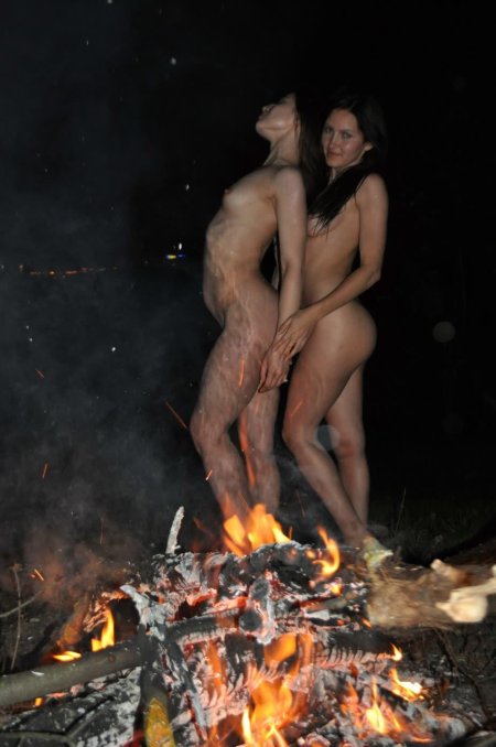 Девушки голышом у костра
