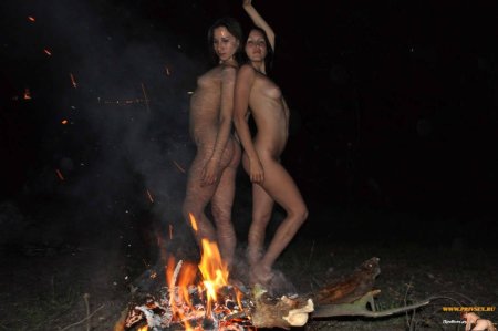 Девушки голышом у костра