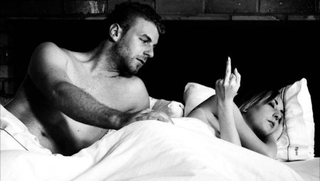 Веселый мужчина в постели