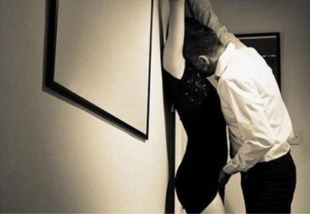 Парень прижал девушку к стенке