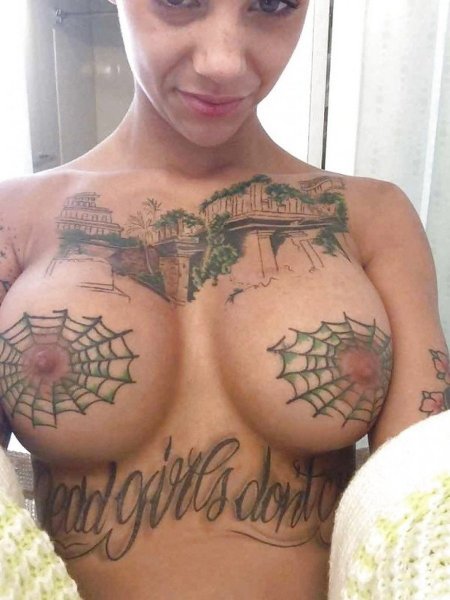 Тату на голой женской груди