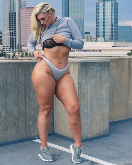 Мощные бедра у женщины