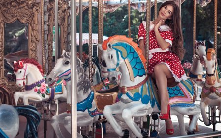 Девушка на карусели