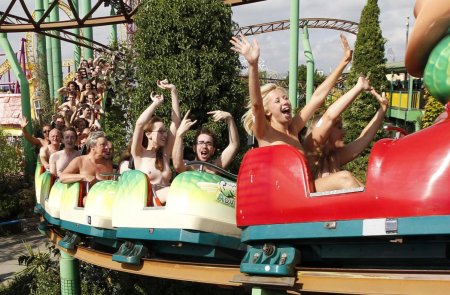 Водных аттракционах ню