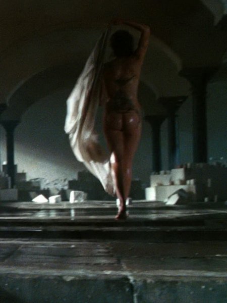 Голая Анджелина Джоли в белом платье