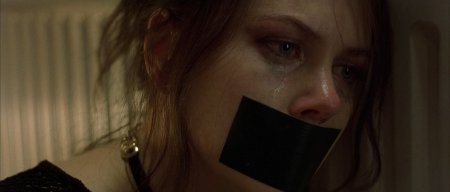 Паулина Андреева с заклеенным ртом