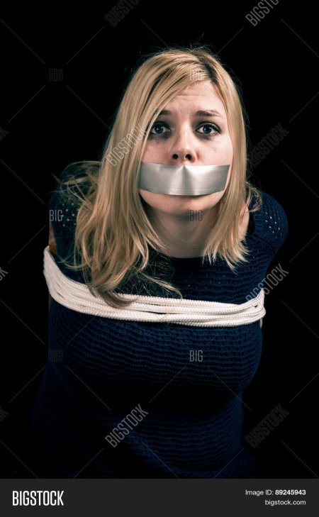 Связанная девочка скотчем