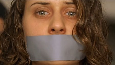 Меган Галлахер с заклеенным ртом