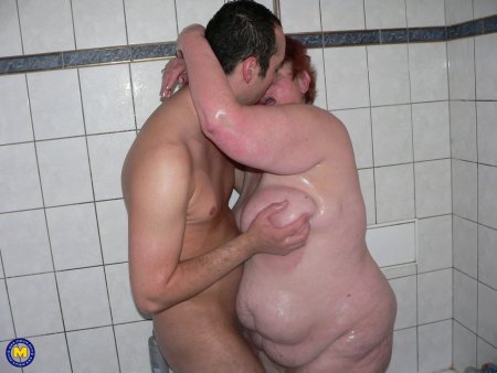 Толстые старухи в ванной.