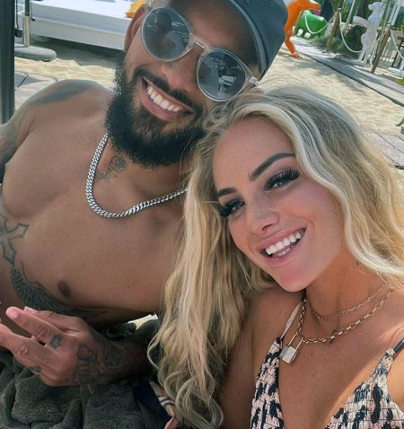 Алиша Леманн топлесс