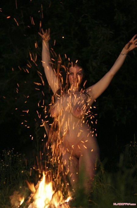 Танцующие голые женщины