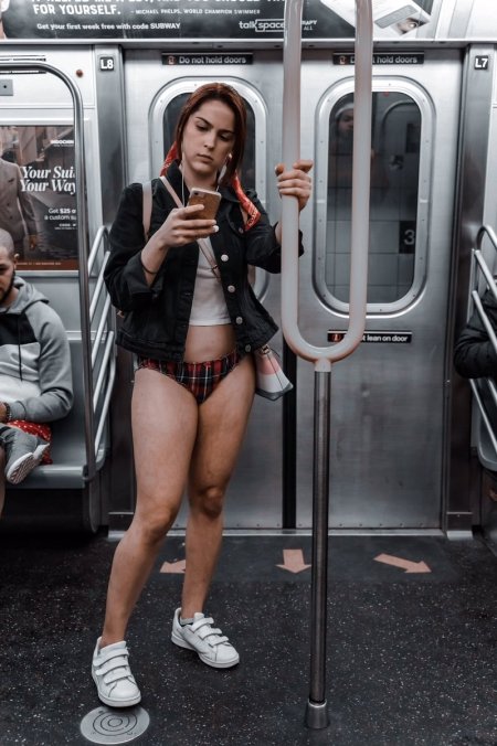 Girl no Pants Subway Ride Москва