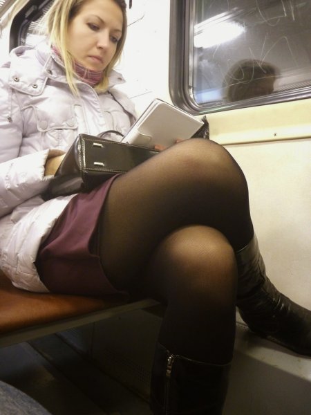 Трусики под юбкой в метро