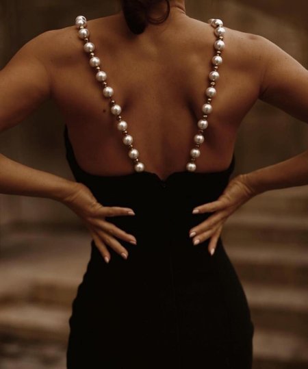 Вечернее платье с жемчугом на спине
