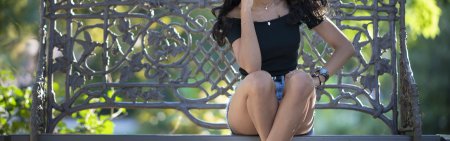 Девушка на скамейке без трусов