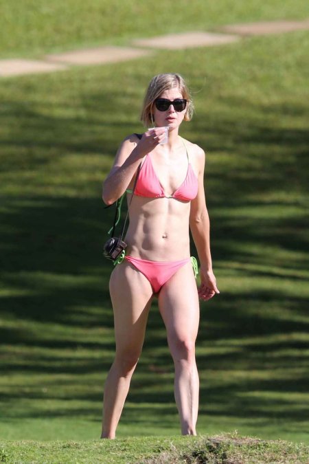 Розамунд Пайк в бикини 2020