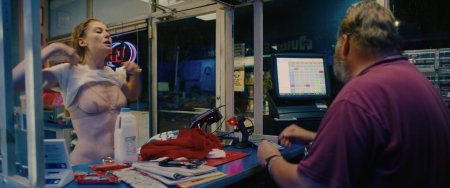 Розамунд Пайк грудь