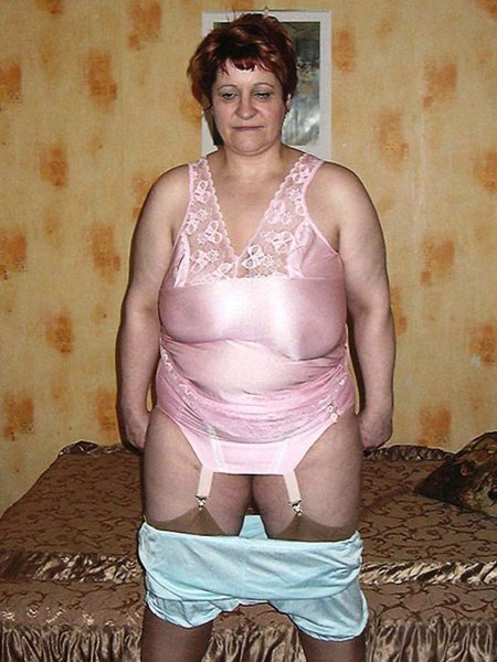 Пожилые женщины в трусах