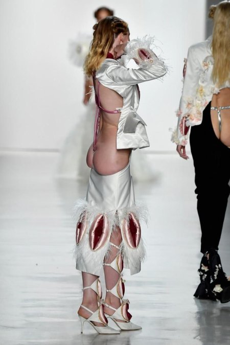 Девушка в рваном платье