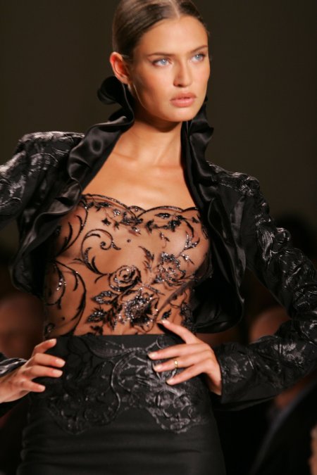 Красивые девушки в прозрачных блузках