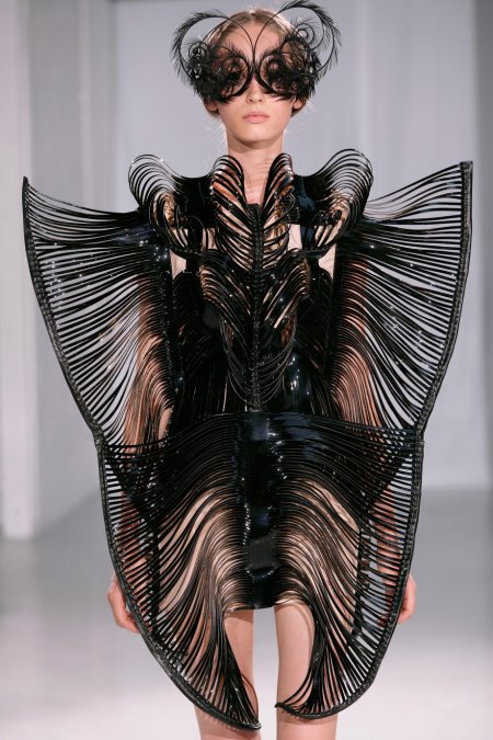 Iris van Herpen платья